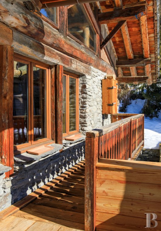 En Savoie, dans un hameau de la vallée de la Tarentaise, un grand chalet traditionnel rénové avec soin - photo  n°52
